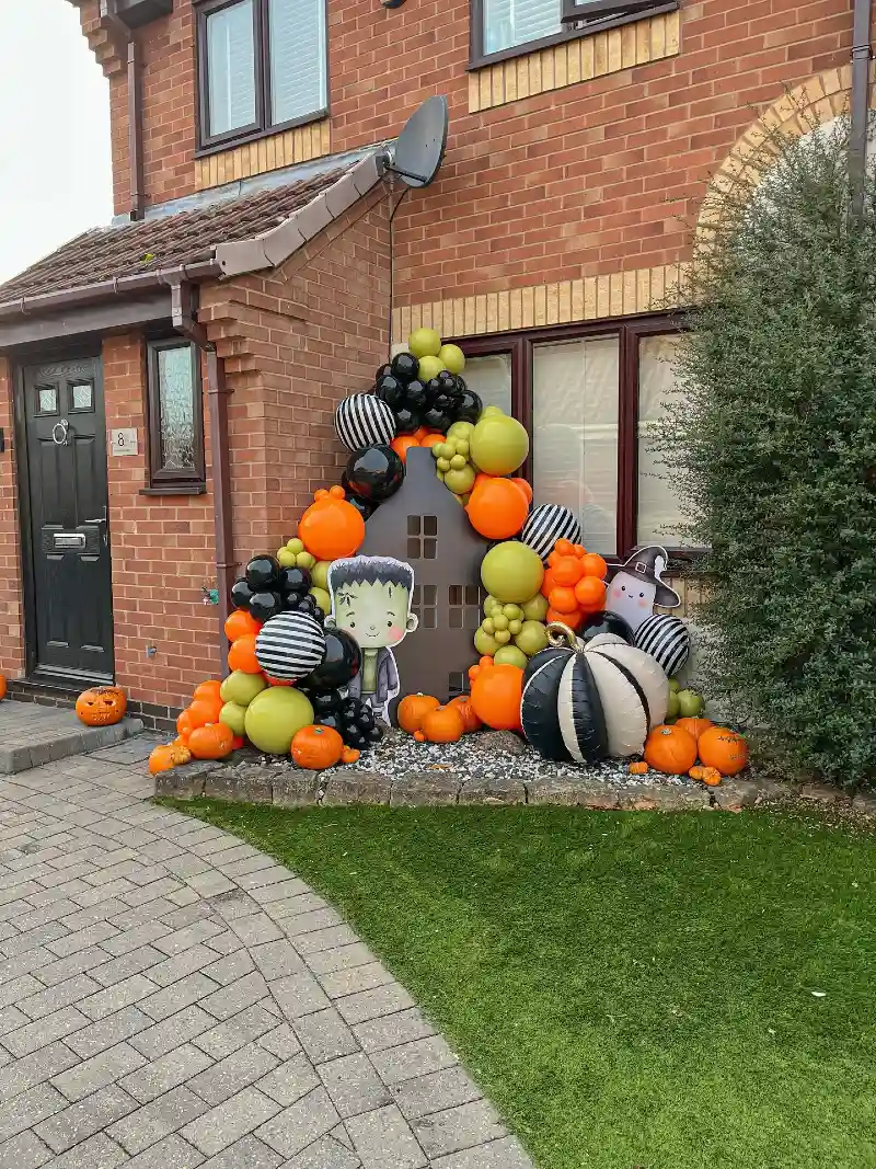 Balloon Garland Garden Bed with Cartoon Cutouts