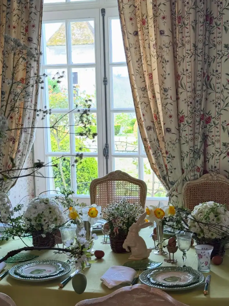 Garden-Inspired Brunch with Woven Baskets and Seasonal Blooms