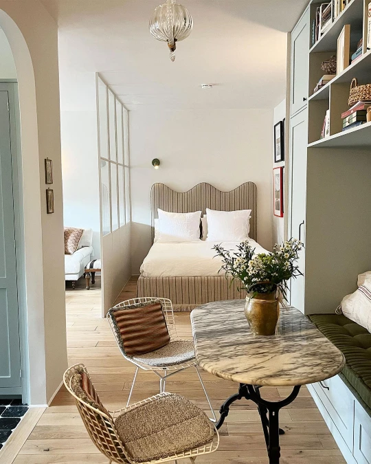 Glass Partitions And Banquette Dining