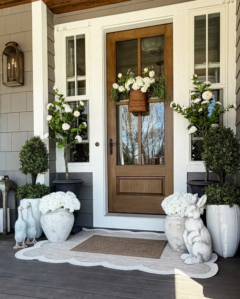 Scalloped Entry Rug with Potted Roses and Seasonal Statues