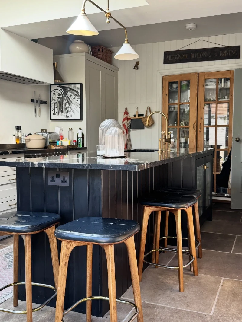 Black Fluted Island with Brass Tap and Leather Stools