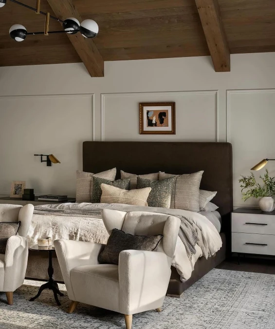 Structured Footboard Seating and Wood Accents