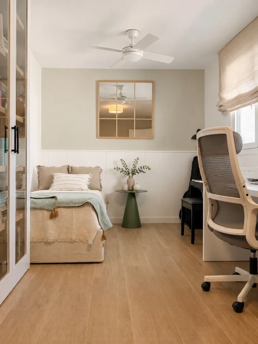 Two Tone Walls Expand a Tiny Footprint