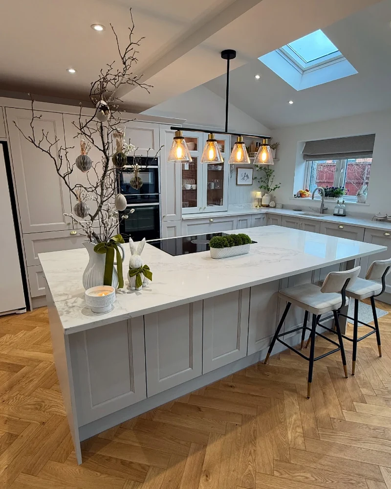 White Island with Built In Cooktop, Branch Centerpiece, and Bar Seating